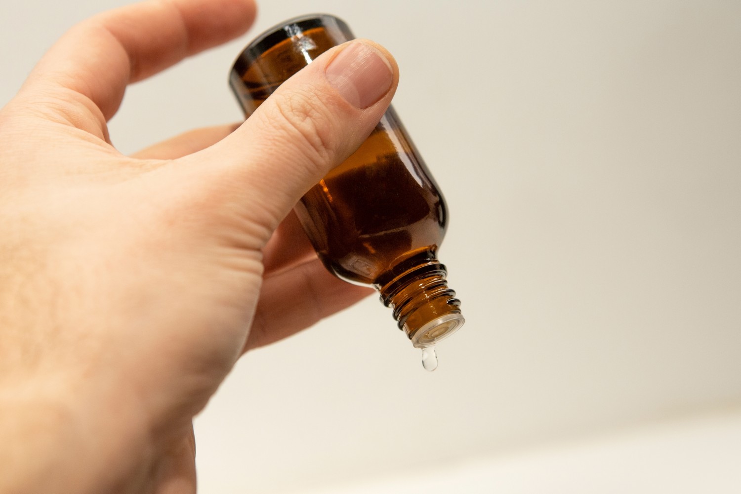 Tropfflasche_Braunglas_Detail_1500 10x 50ml Tropfflasche aus Braunglas mit Tröpflereinsatz, schwarzer Deckel