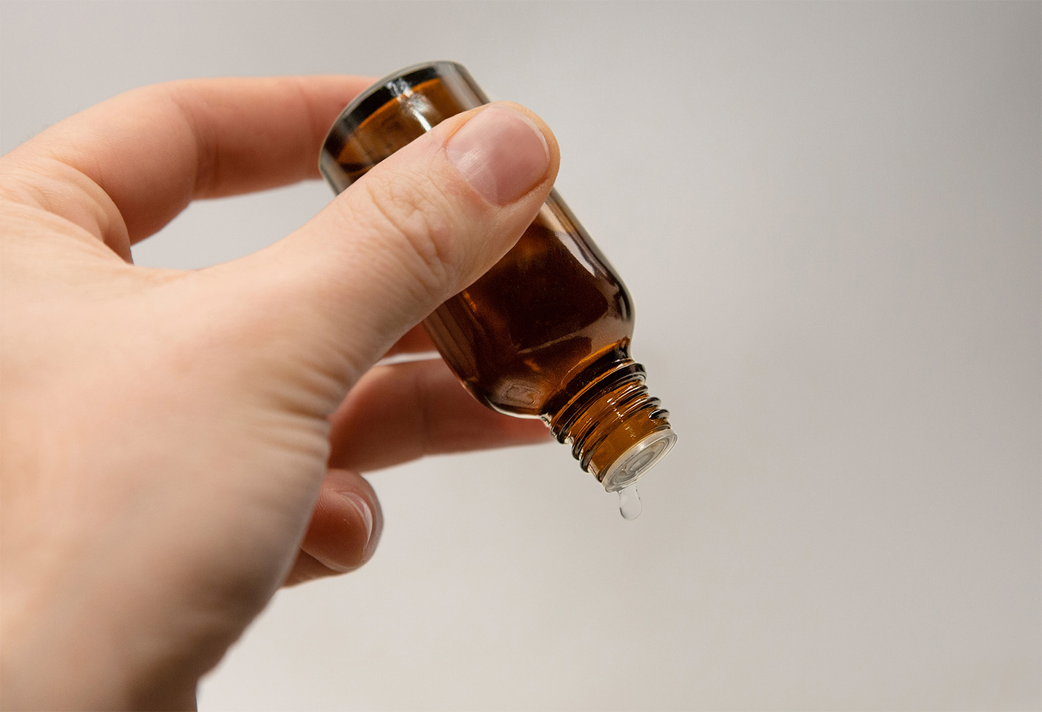 143x 30ml Tropfflasche aus Braunglas mit Tröpflereinsatz, schwarzer Deckel, Großpackung 